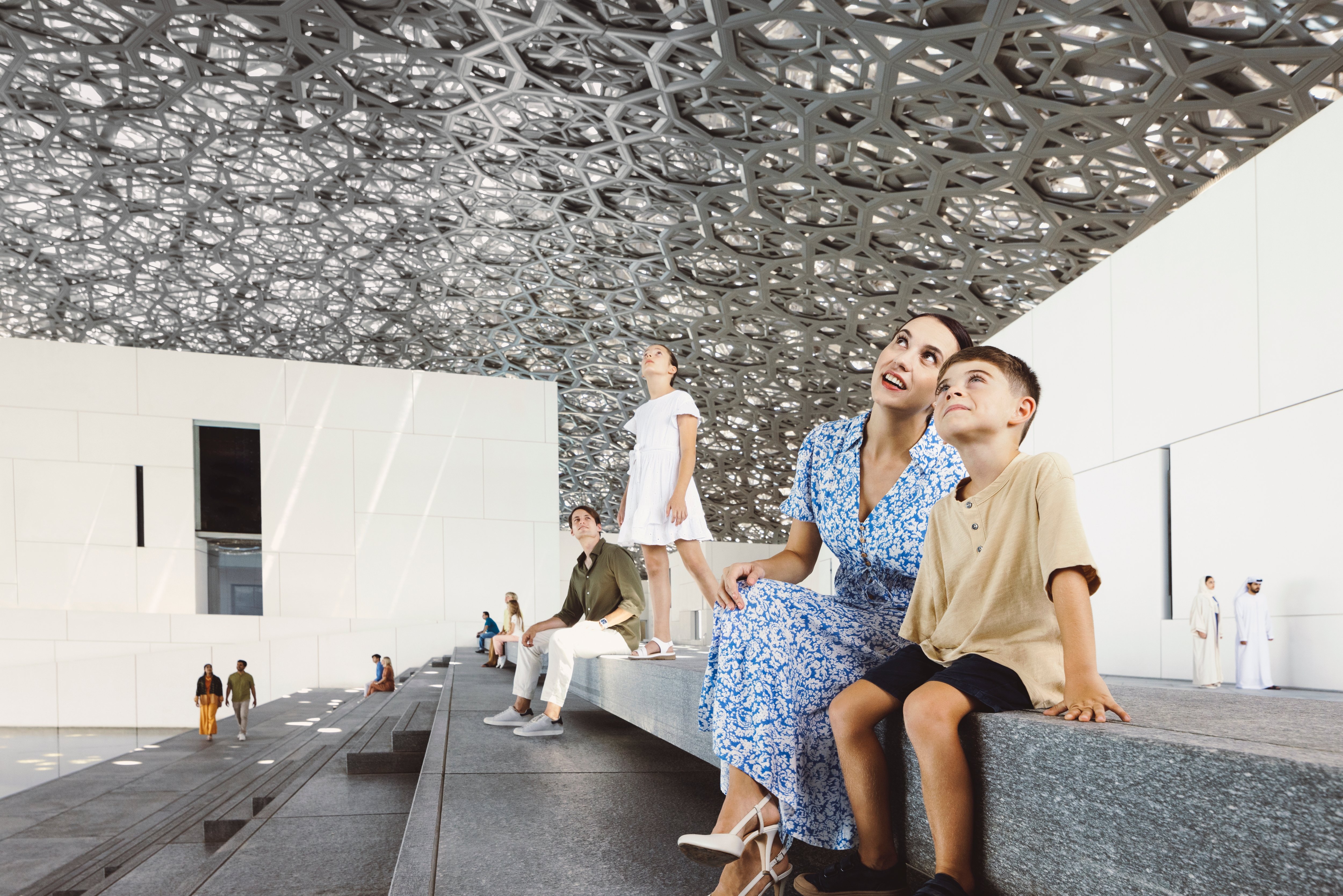  Découvrez le musée du Louvre Abu Dhabi, où l'art et l'architecture inspirent émerveillement et curiosité en famille. 