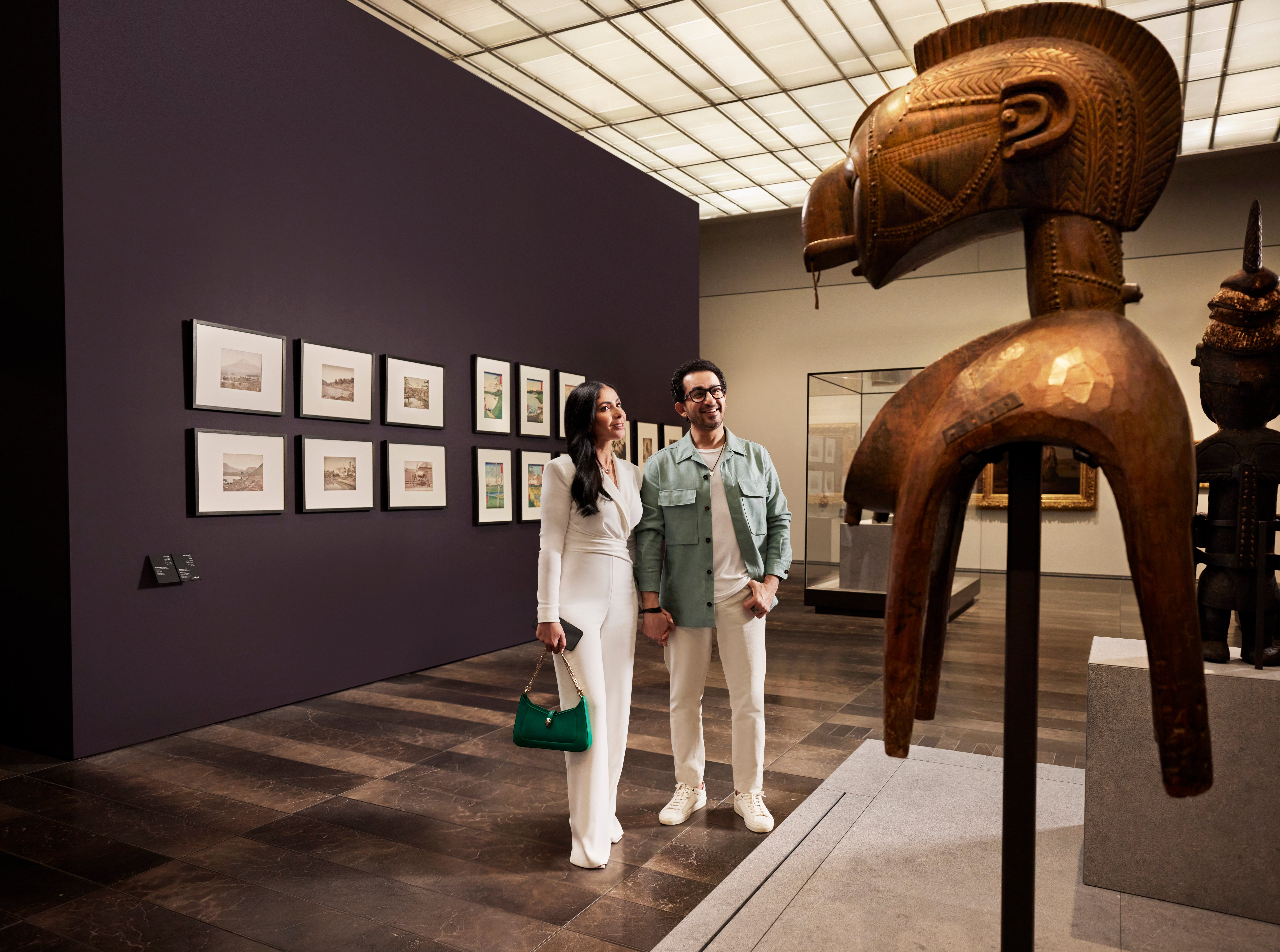  Dans le musée du Louvre Abu Dhabi, un couple admire une œuvre d'art, captivé par la richesse culturelle qu'offre cet espace unique. 