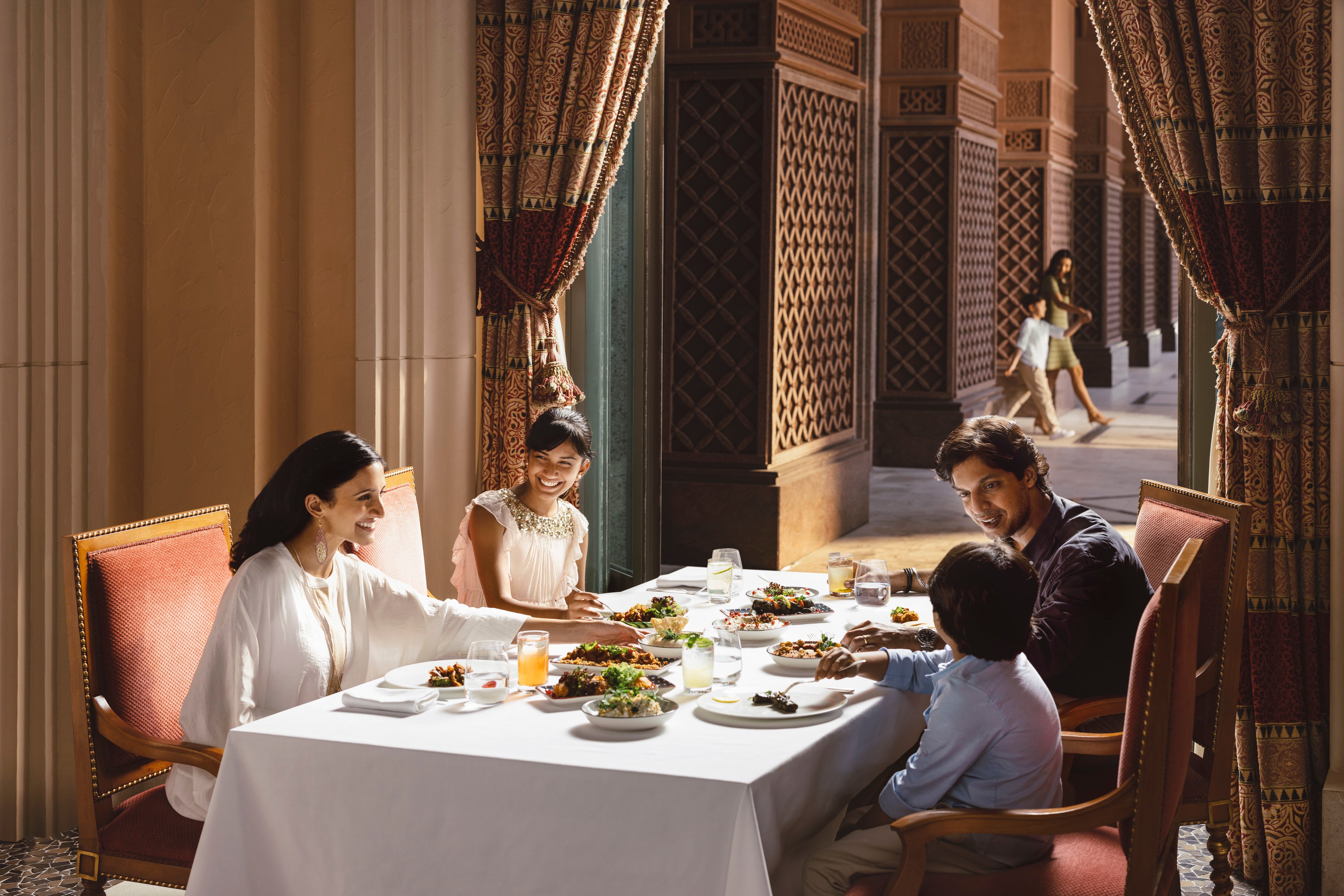 عائلة آسيوية تستمتع بغداء فاخر ولذيذ في قصر الإمارات