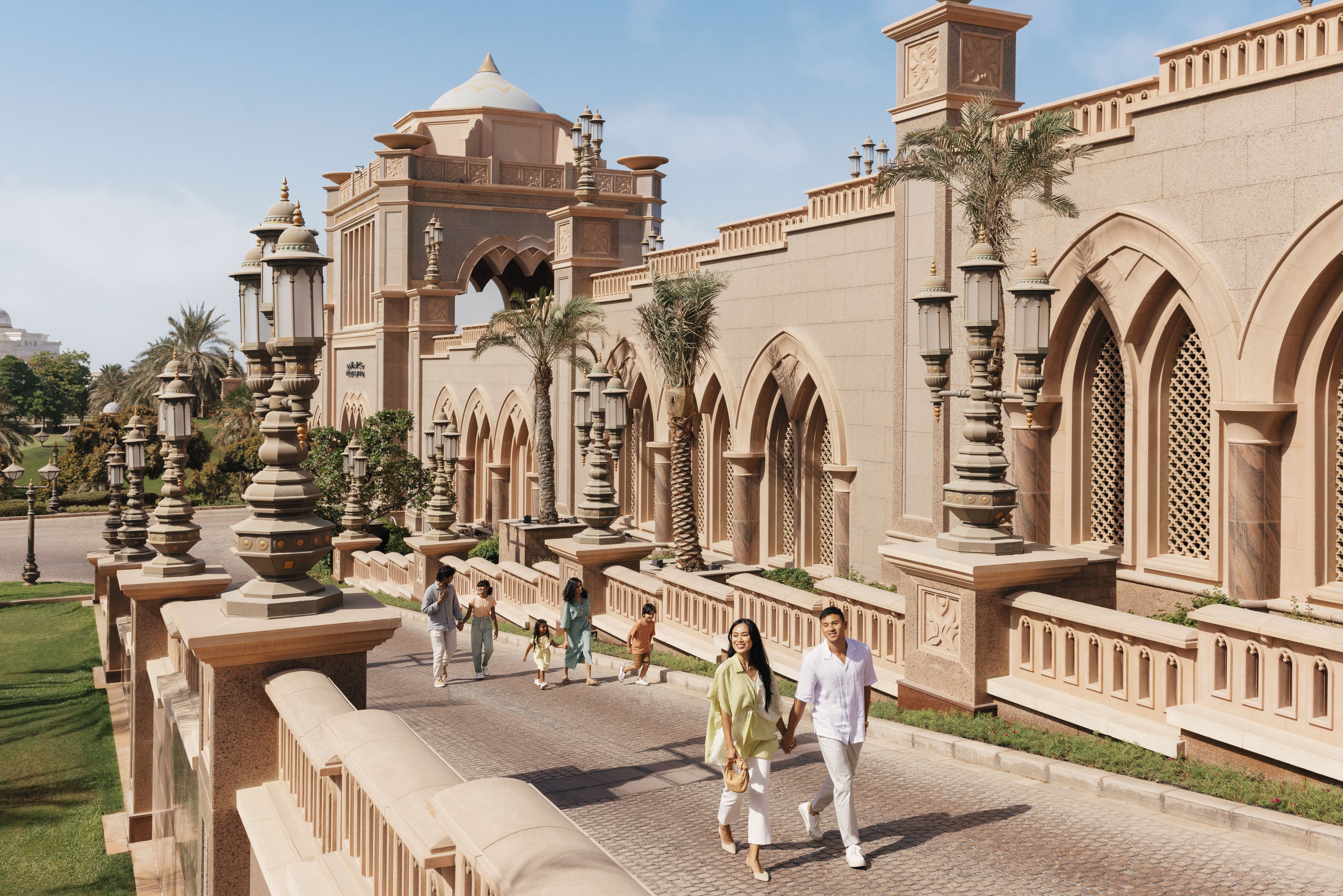 Personas paseando por el exterior del Hotel Emirates Palace Mandarin Oriental en Abu Dhabi