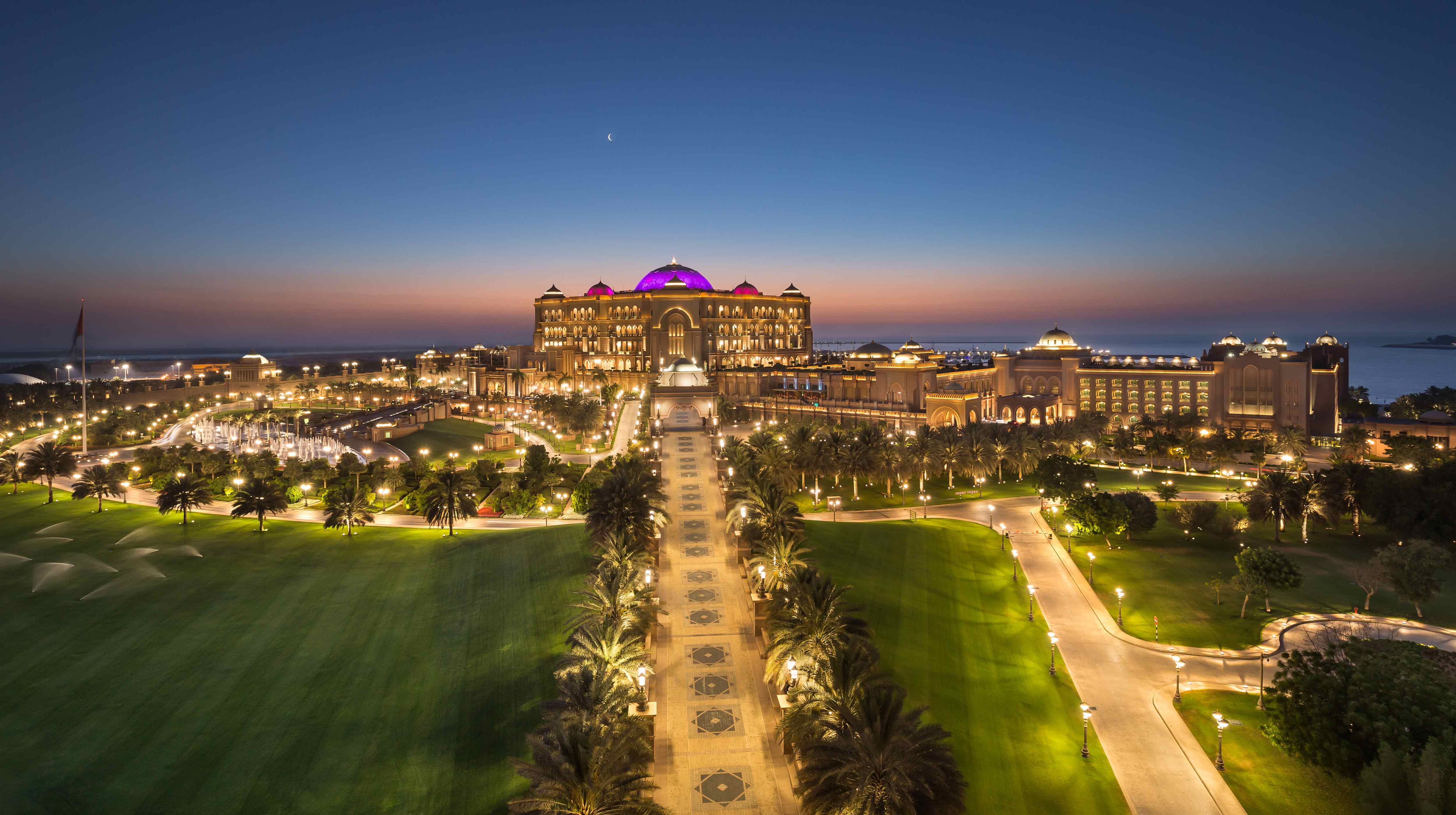 Vista notturna dall'alto del complesso edificio Emirates Palace di Abu Dhabi