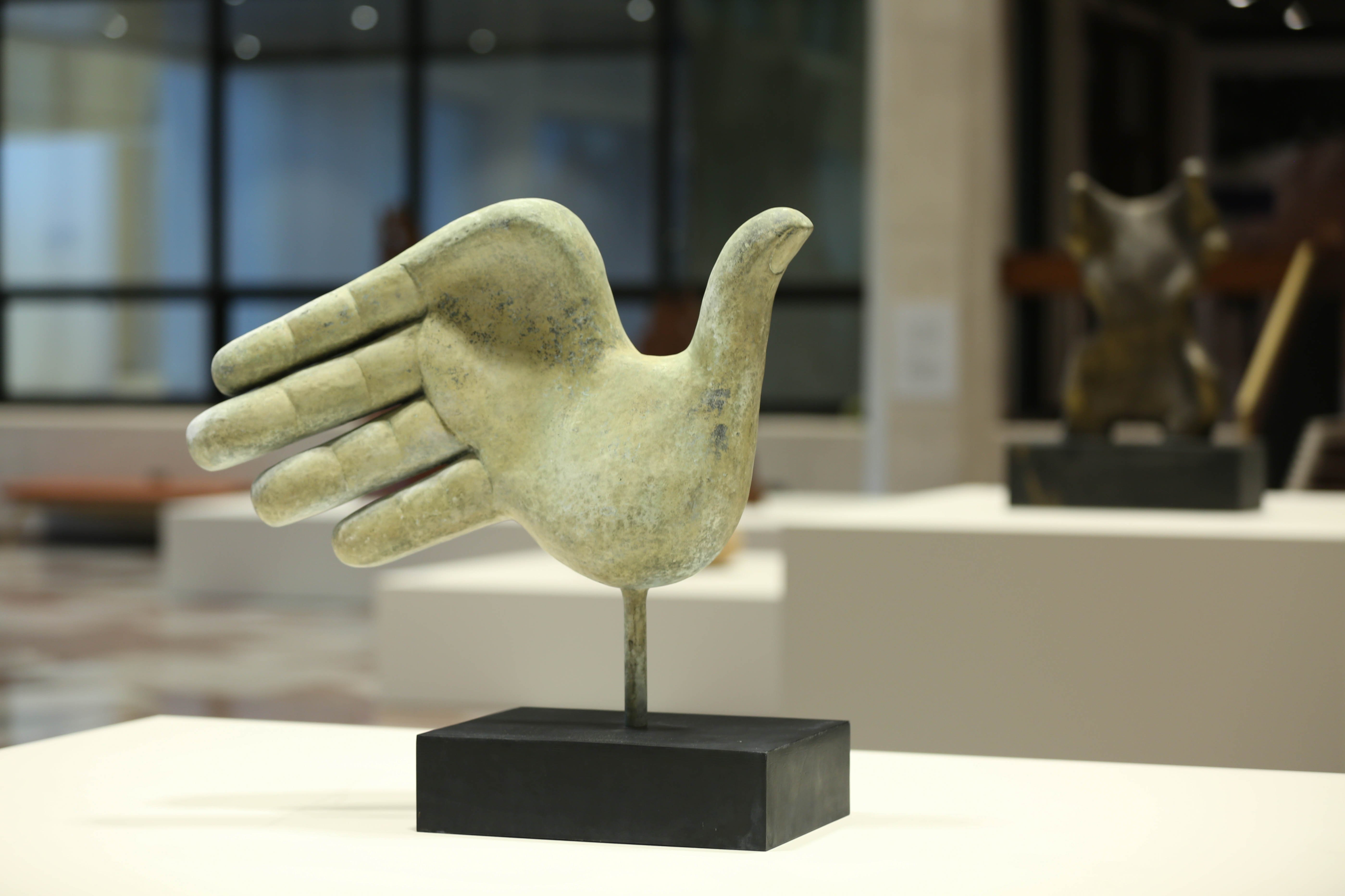 تمثال ليد بأصابع معوجَّة في المجمّع الثقافي في قصر الحصن