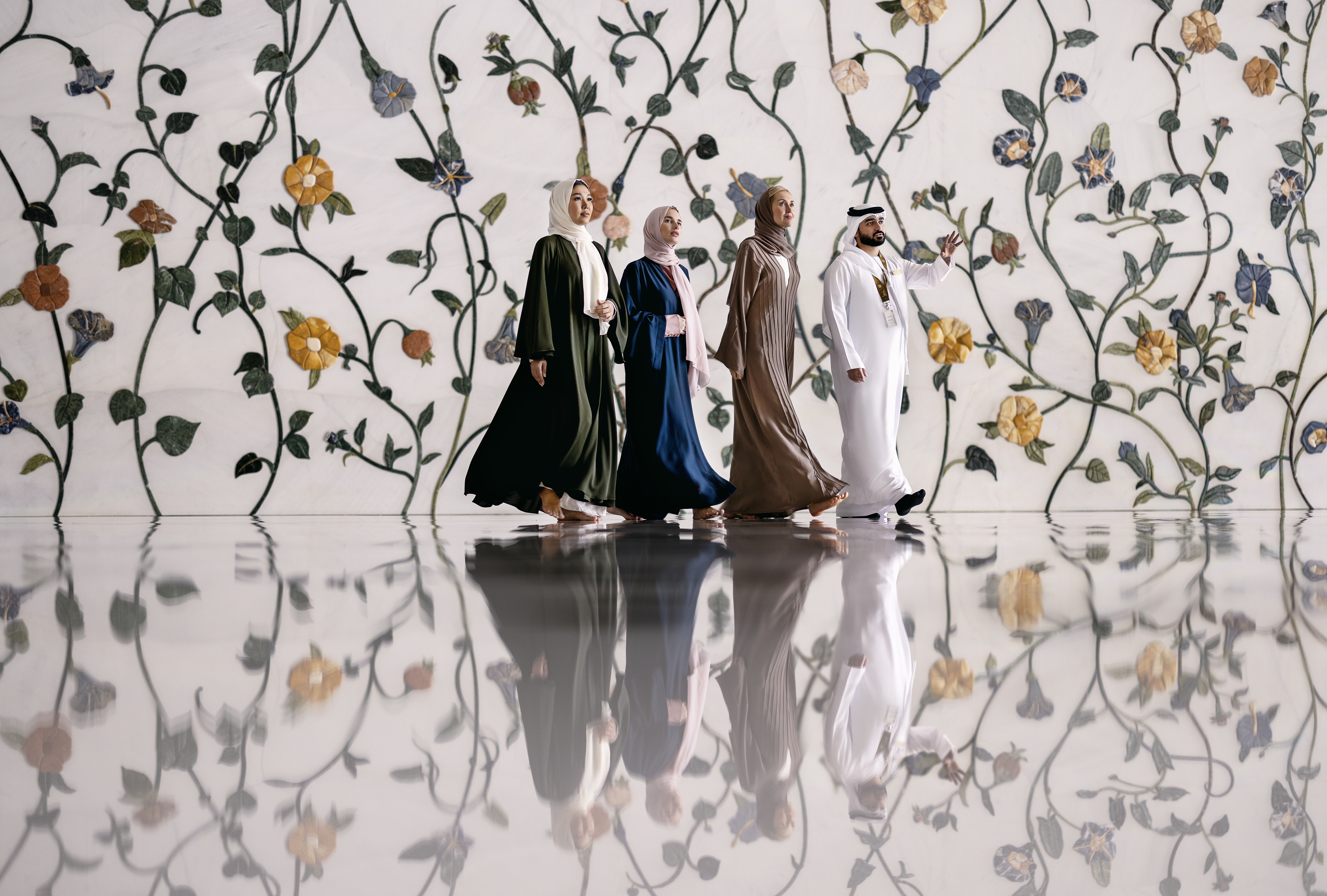 Visita guidata alla Grande Moschea di Sheikh Zayed con decorazioni floreali a parete.