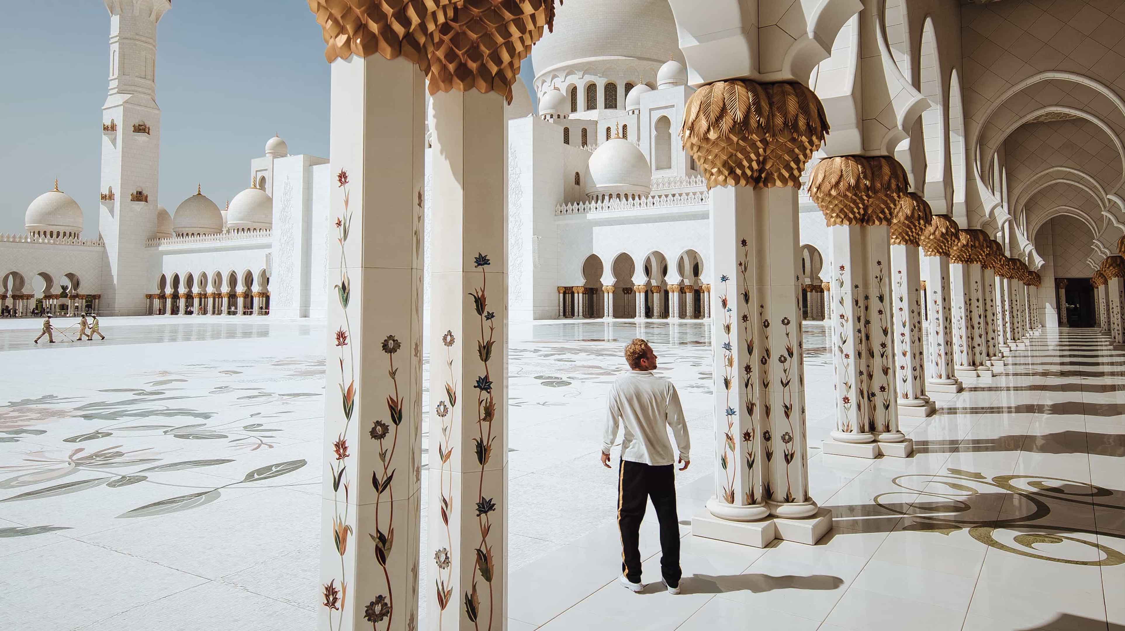 رجل يتأمل الأعمدة في ساحات جامع الشيخ زايد الكبير 