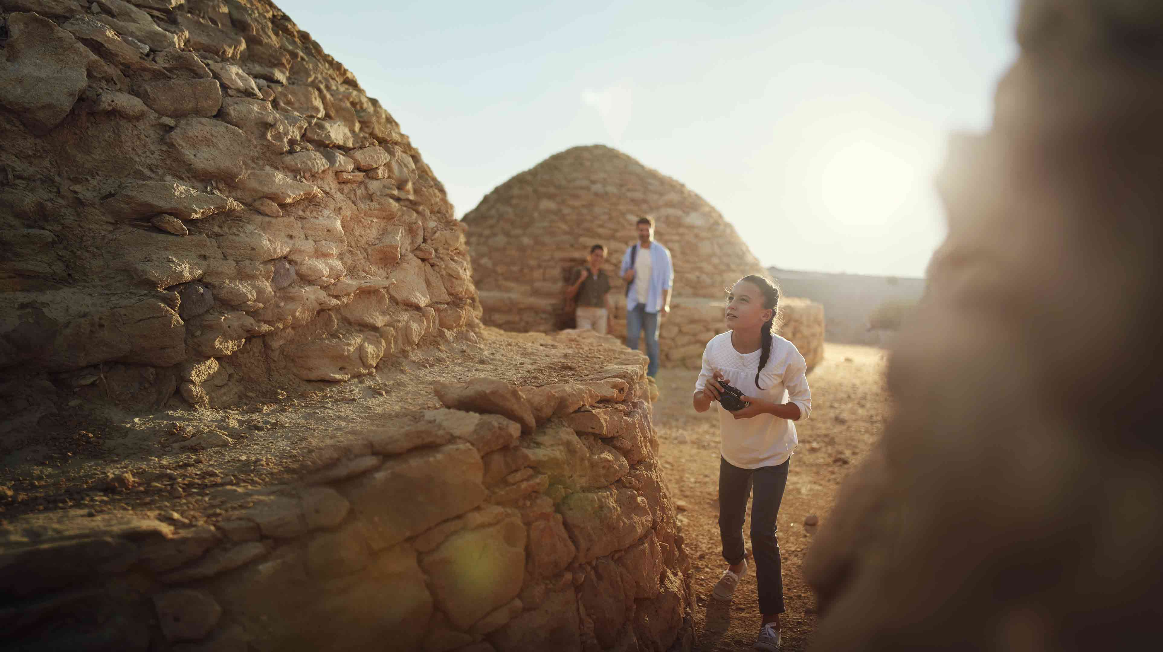 فتاة تلتقط الصور في إحدى المواقع المدرجة في قائمة اليونسكو لمواقع التراث العالمي، مدافن جبل حفيت