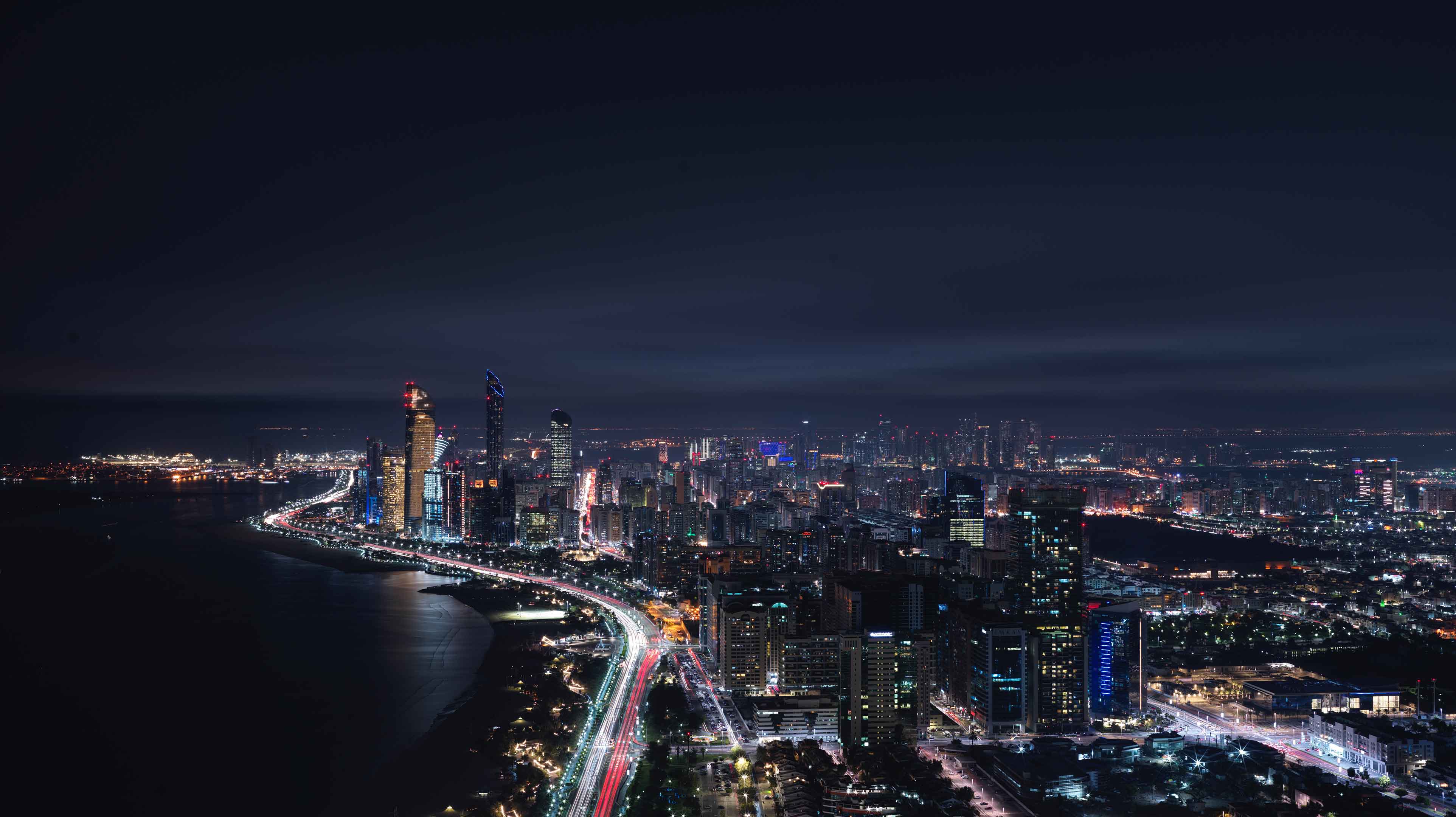 Eine Nachtansicht der Hauptstadt Abu Dhabi und ihrer Umgebung