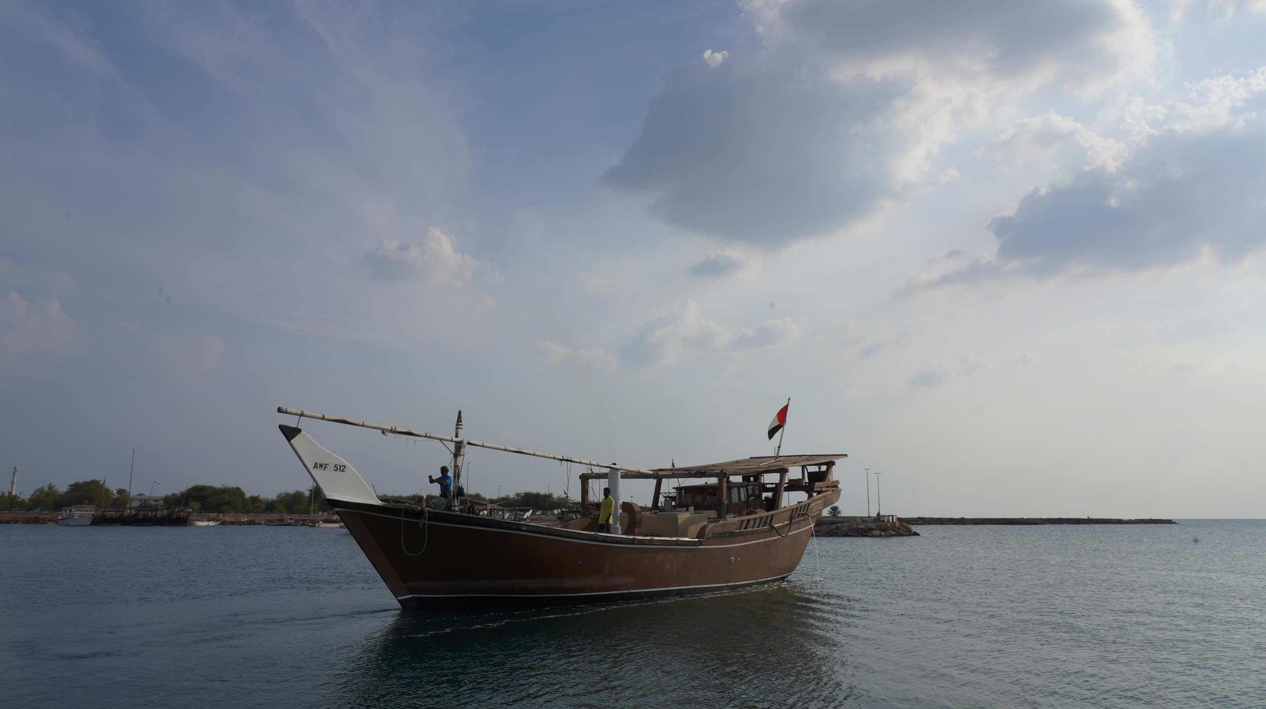 Una barca in mare davanti alla isola Dalma Island.