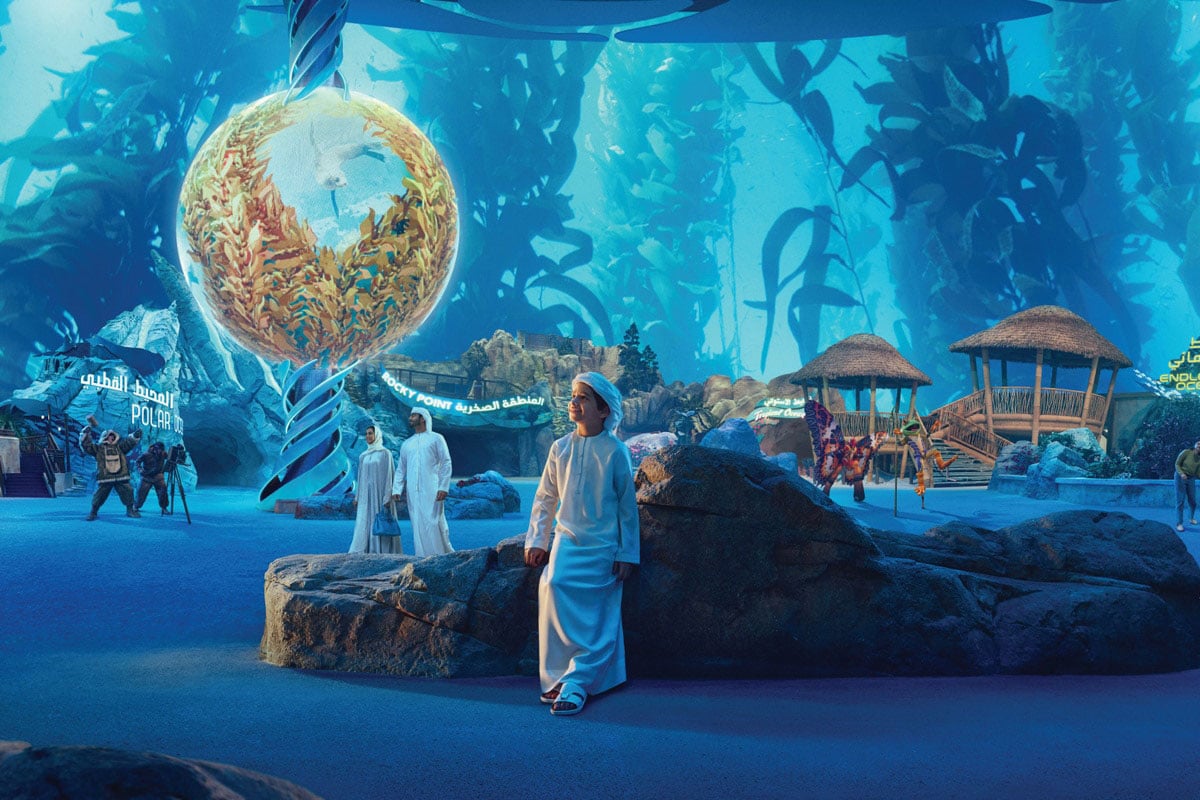 Visitatori di diverse età esplorano il parco marino SeaWorld Abu Dhabi sull'isola Yas