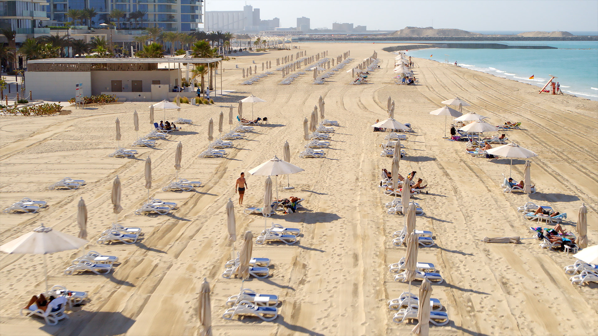 Luftaufnahme von Mamsha Al Saadiyat mit weißem Sand und türkisfarbenem Wasser.