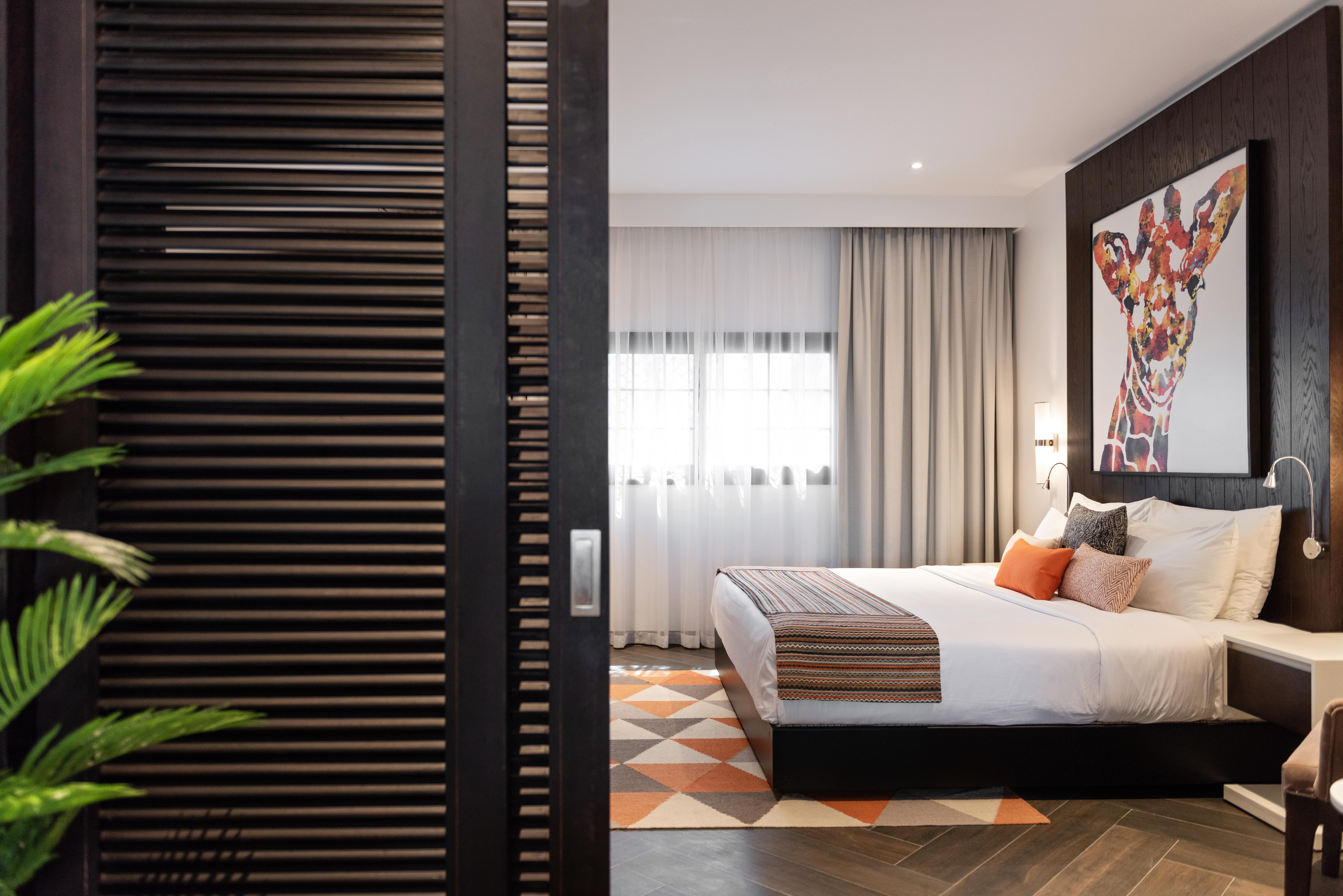  Chambre moderne et accueillante, idéale après une journée au zoo d'Abu Dhabi ou à l'Émirates Park Zoo, alliant confort et style. 