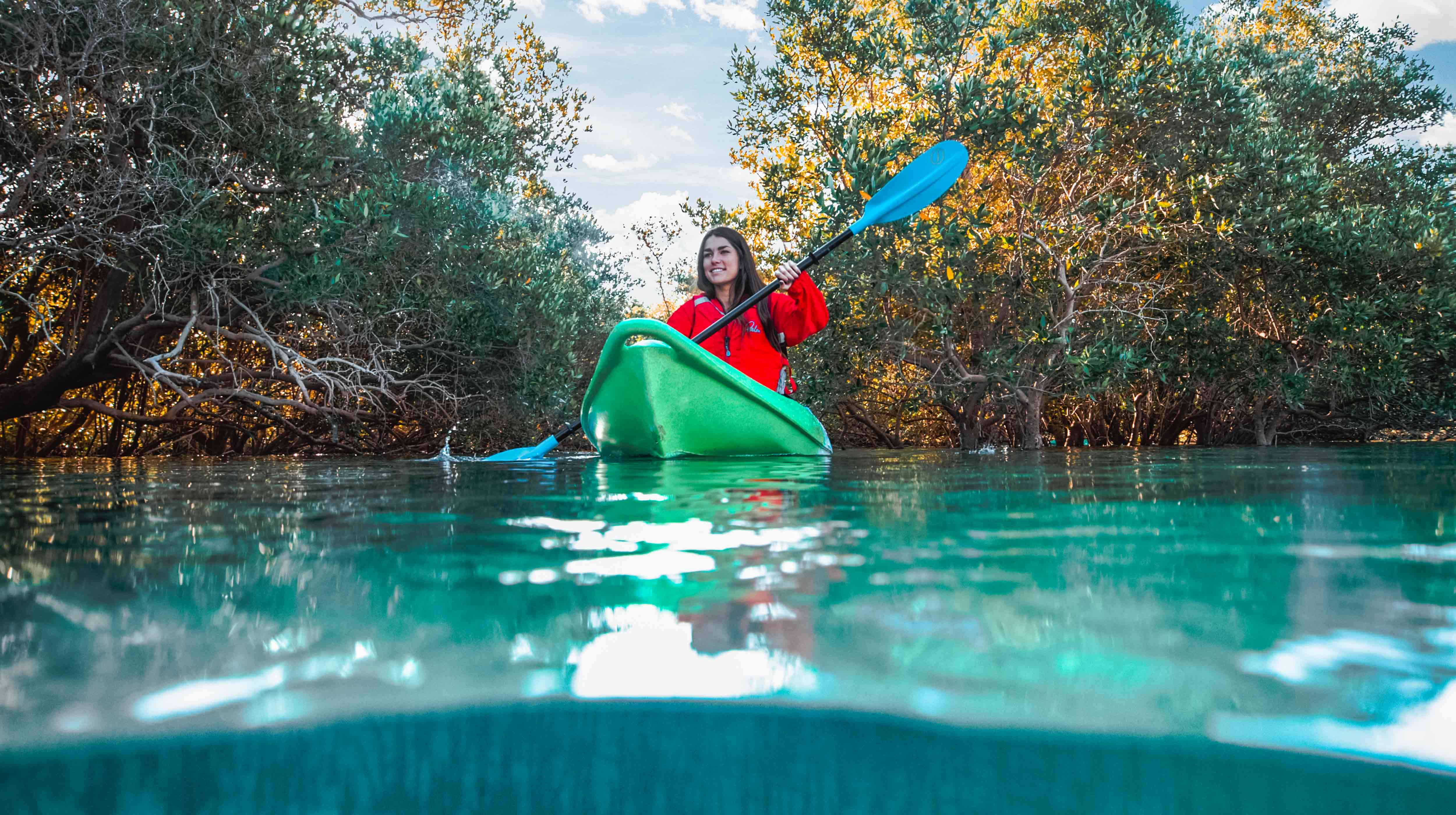 Una donna in kayak nel Parco nazionale delle Mangrovie in Abu Dhabi.