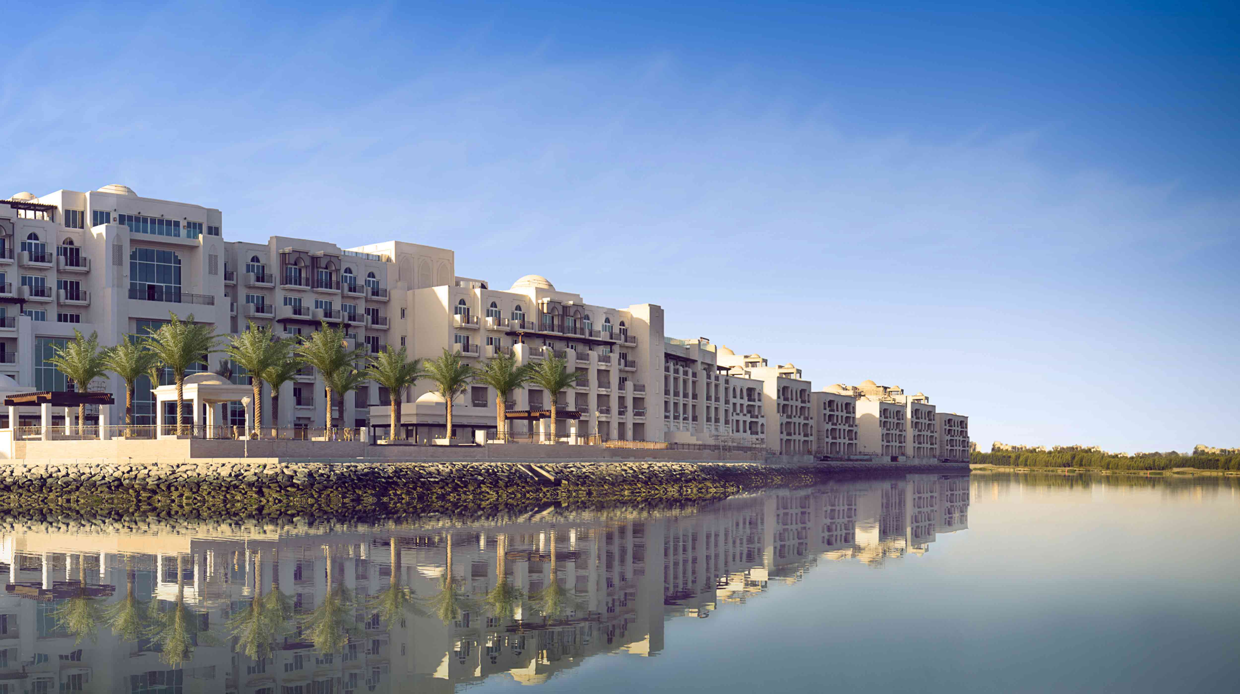 Vista al hotel Anantara Eastern Mangroves ad Abu Dhabi davanti al mare.